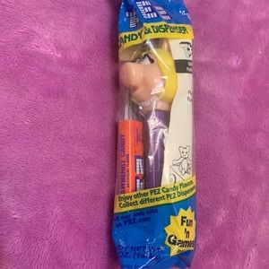 Pez Muppets Miss Piggy Dispenser Purple Stem, Full Pearls, Hair Swept Forward